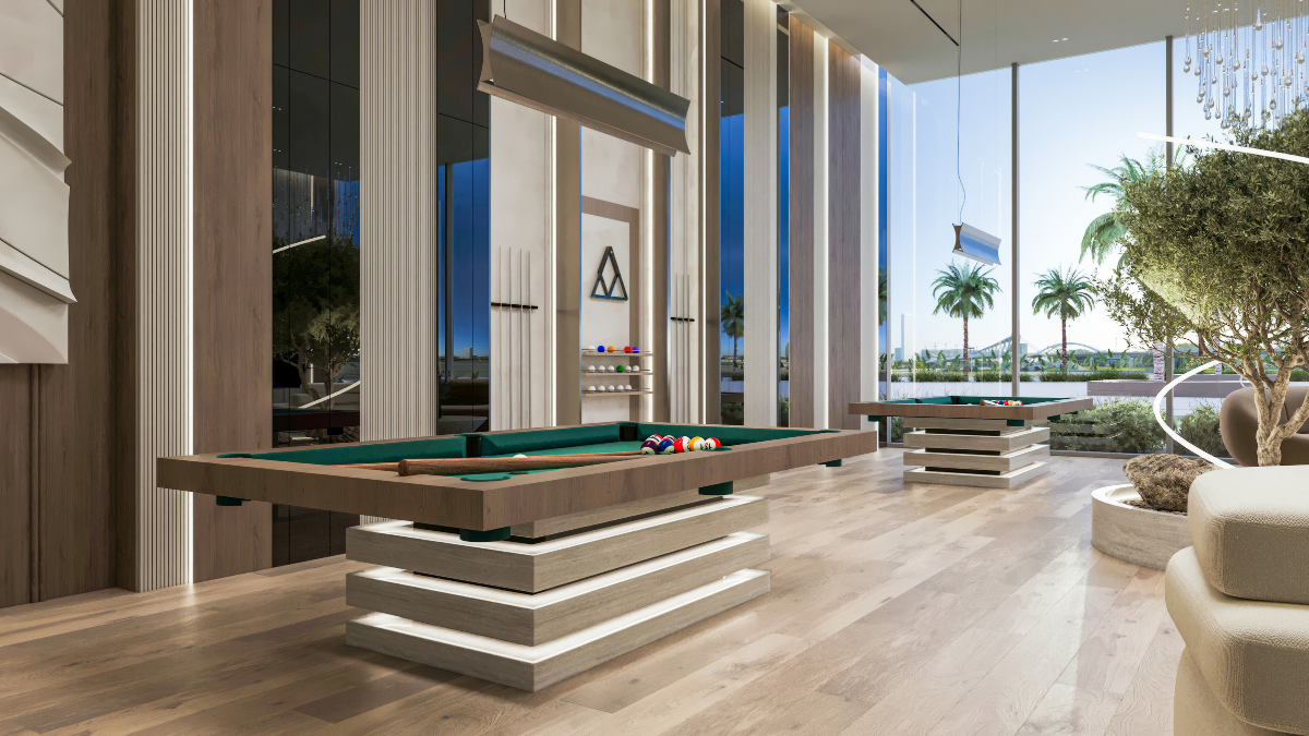 قاعة ترفيه داخلية مع طاولات بلياردو وإطلالات بانورامية على الخارج — Indoor entertainment lounge with billiard tables and panoramic views.
